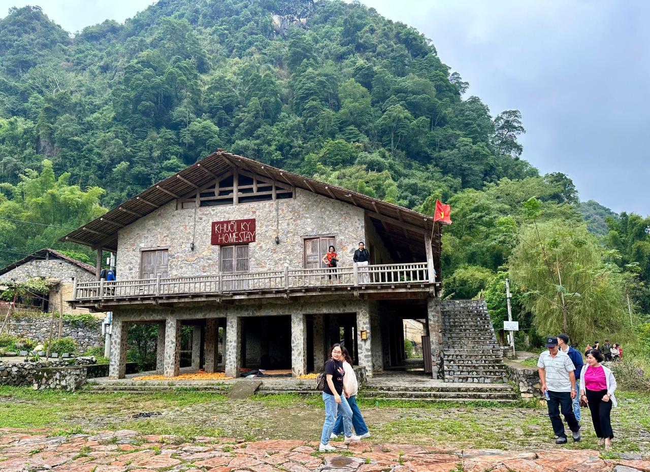 Dịch vụ & lưu trú tại khu khoáng nóng Bản Hốc